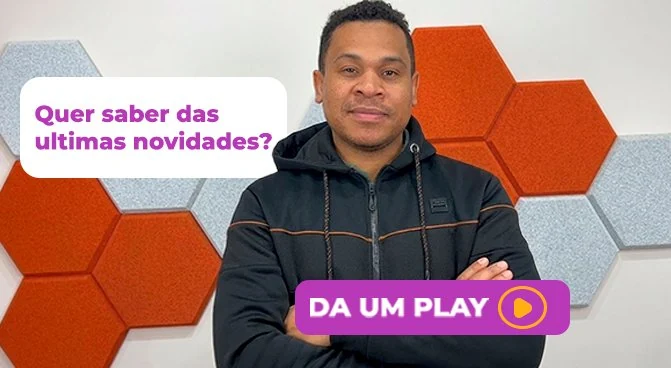 Família usando internet rápida em casa com roteador Wi-Fi 6 MESH