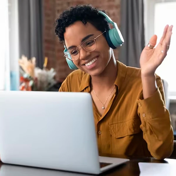 Jovem estudando online pelo notebook